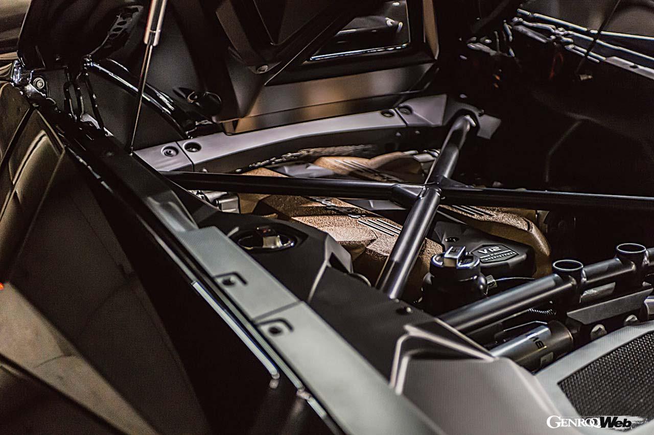 アヴェンタドールの最後を飾るモデルとして2021年に登場したウルティマエ。SVJを10PS上回る780PSはアヴェンタドール史上最強の数字であり、最高速度は355km/hを謳う。しかしSVJのような派手なエアロパーツは装着されず、アヴェンタドール本来のボディシルエットを楽しむことができる。クーペ350台、ロードスター250台が生産された。