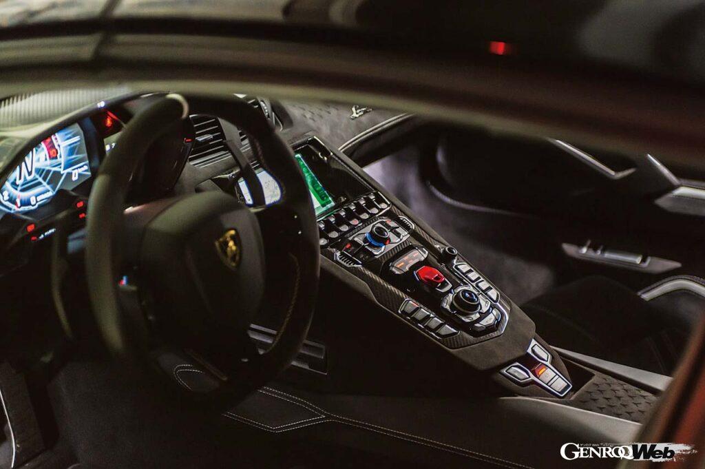 アヴェンタドールの最後を飾るモデルとして2021年に登場したウルティマエ。SVJを10PS上回る780PSはアヴェンタドール史上最強の数字であり、最高速度は355km/hを謳う。しかしSVJのような派手なエアロパーツは装着されず、アヴェンタドール本来のボディシルエットを楽しむことができる。クーペ350台、ロードスター250台が生産された。