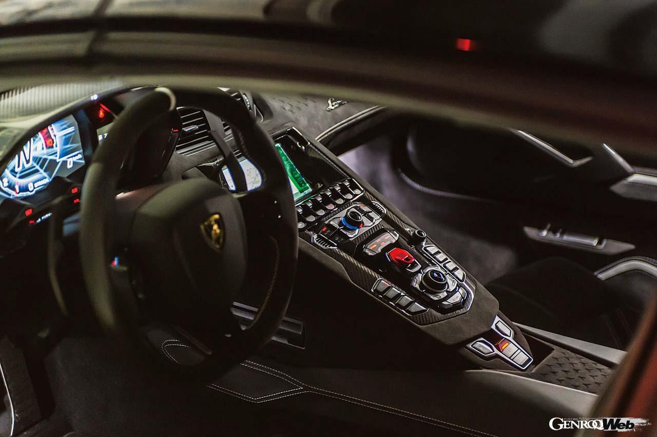 アヴェンタドールの最後を飾るモデルとして2021年に登場したウルティマエ。SVJを10PS上回る780PSはアヴェンタドール史上最強の数字であり、最高速度は355km/hを謳う。しかしSVJのような派手なエアロパーツは装着されず、アヴェンタドール本来のボディシルエットを楽しむことができる。クーペ350台、ロードスター250台が生産された。