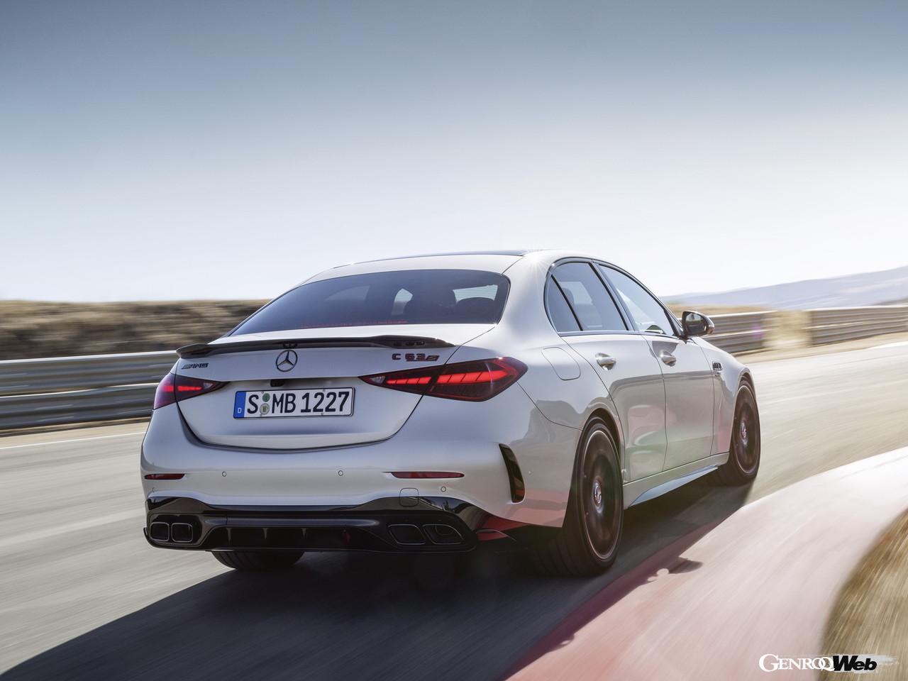 メルセデスAMG C 63 S E パフォーマンスの走行シーン