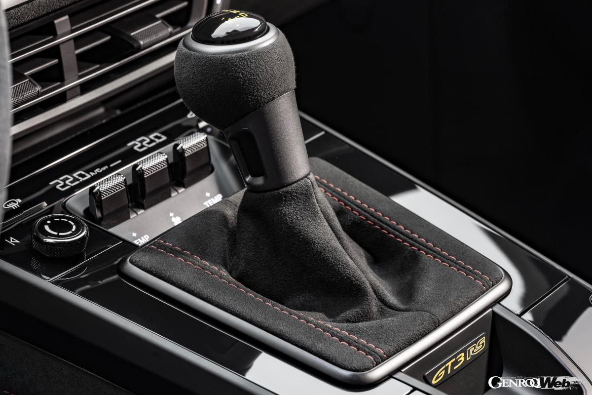 “サーキット走行が日常の一部”というユーザーに向けた新旧GT3 RS。室内は走りに集中できる環境が整う。