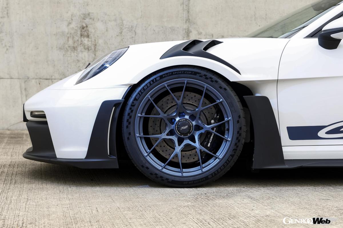 それまでの常識を覆すほどの性能を見せた991.2型911 GT3 RSだが最新レーサー並の空力デバイスを獲得した992型の性能は目を見張るものがある。