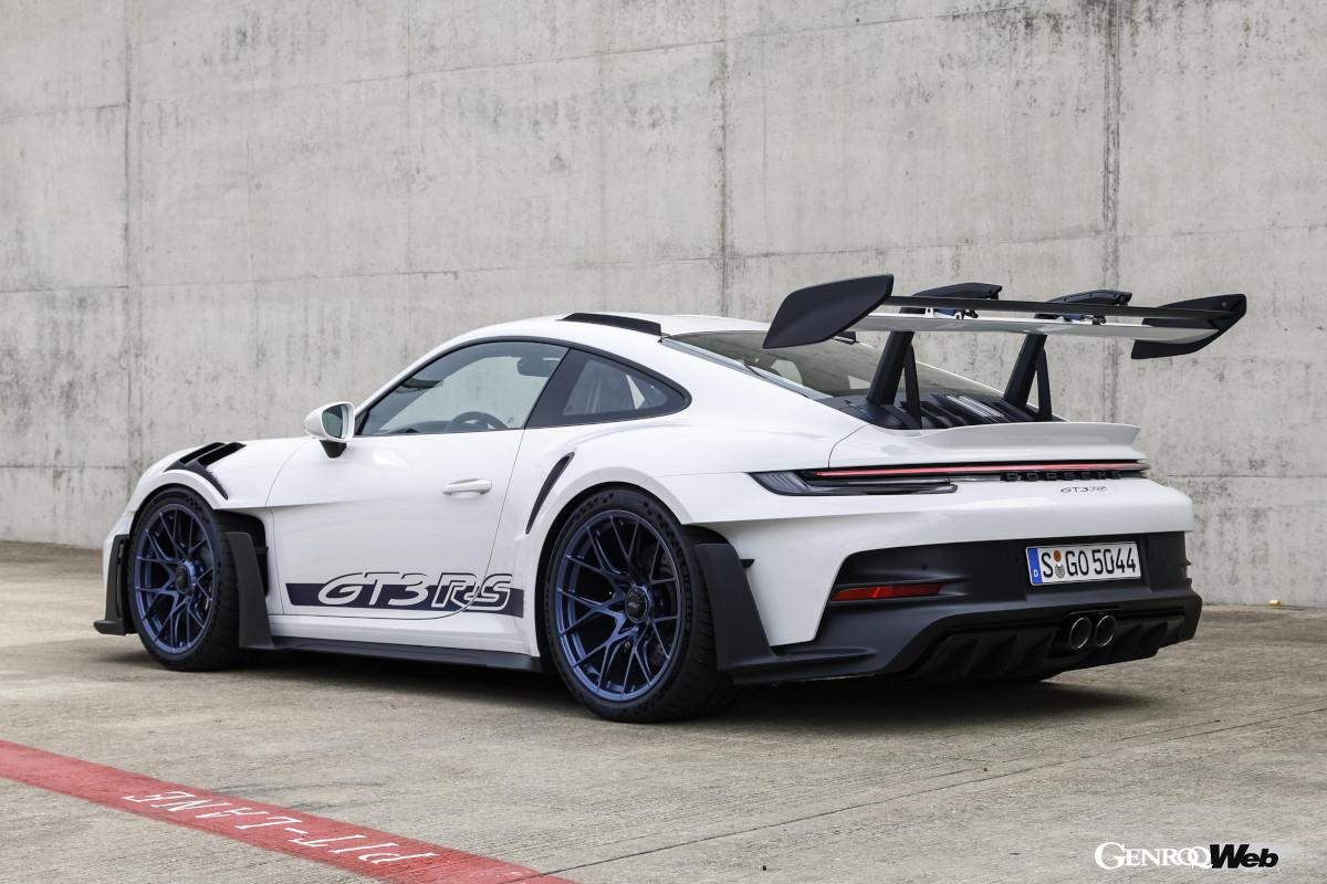 992型では「DRS」を可能にするスワンネックの上下分割式リヤウイングをはじめ、高度な可変空力デバイスを盛り込まれている。