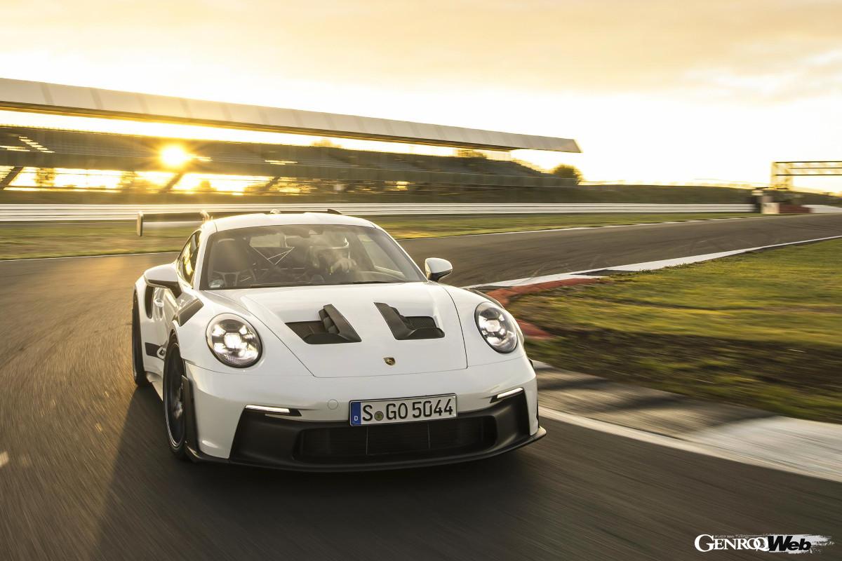 それまでの常識を覆すほどの性能を見せた991.2型911 GT3 RSだが最新レーサー並の空力デバイスを獲得した992型の性能は目を見張るものがある。