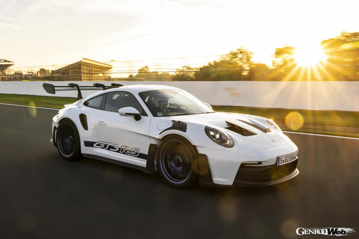 レーシングカー並みの大型エアロパーツを多数搭載した新型GT3 RSは、一方でCFRPを活用した軽量化にも熱心に取り組んでいる。