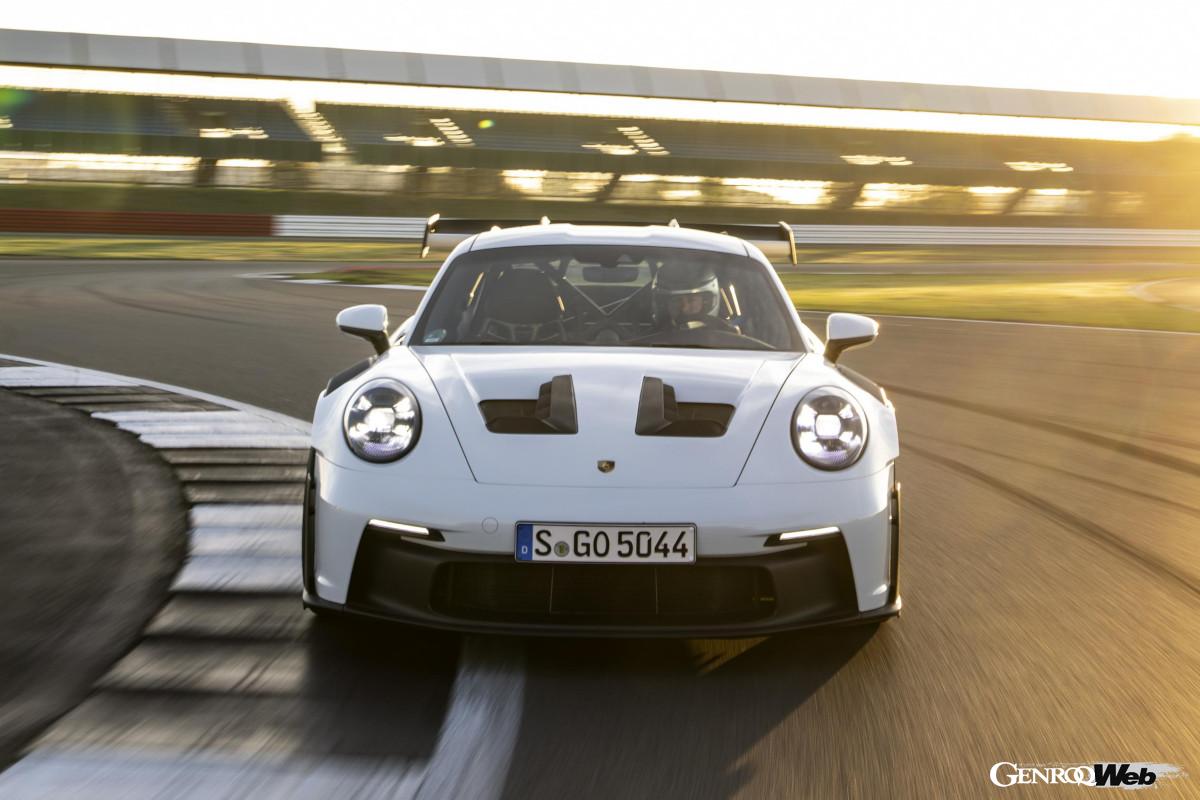 レーシングカー並みの大型エアロパーツを多数搭載した新型GT3 RSは、一方でCFRPを活用した軽量化にも熱心に取り組んでいる。