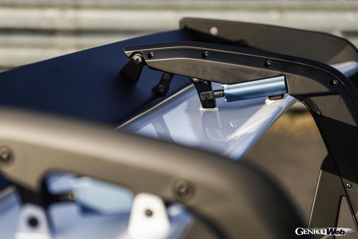 レーシングカー並みの大型エアロパーツを多数搭載した新型GT3 RSは、一方でCFRPを活用した軽量化にも熱心に取り組んでいる。