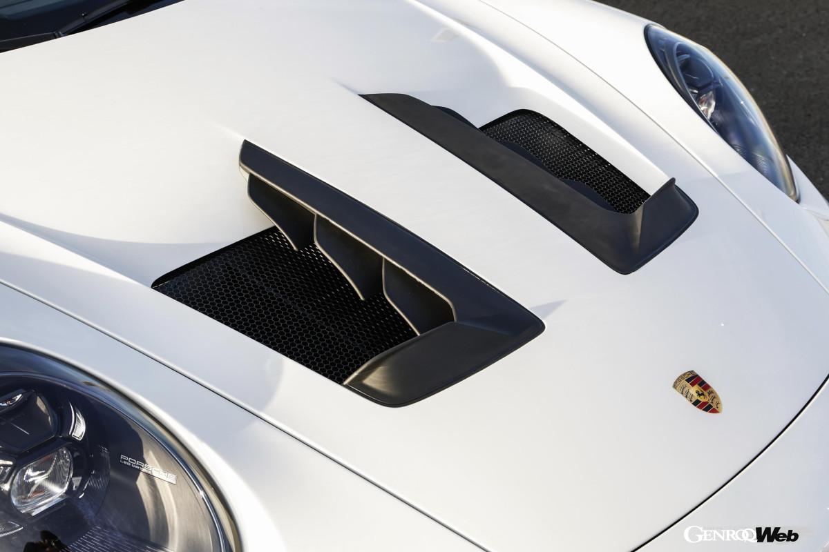 レーシングカー並みの大型エアロパーツを多数搭載した新型GT3 RSは、一方でCFRPを活用した軽量化にも熱心に取り組んでいる。