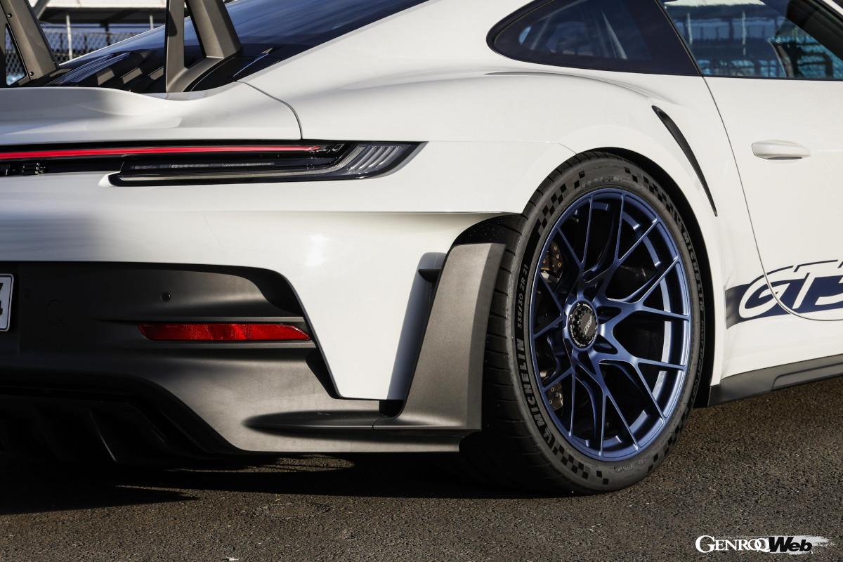 レーシングカー並みの大型エアロパーツを多数搭載した新型GT3 RSは、一方でCFRPを活用した軽量化にも熱心に取り組んでいる。