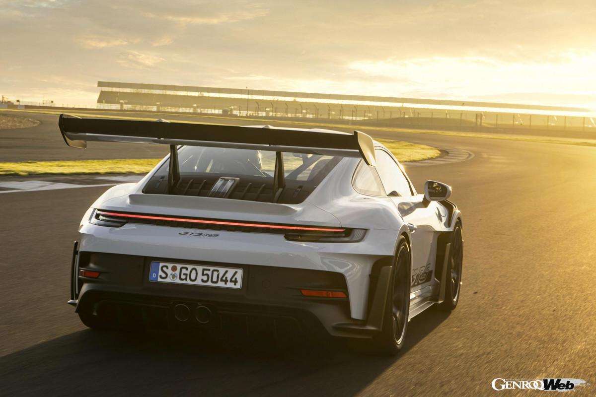 レーシングカー並みの大型エアロパーツを多数搭載した新型GT3 RSは、一方でCFRPを活用した軽量化にも熱心に取り組んでいる。