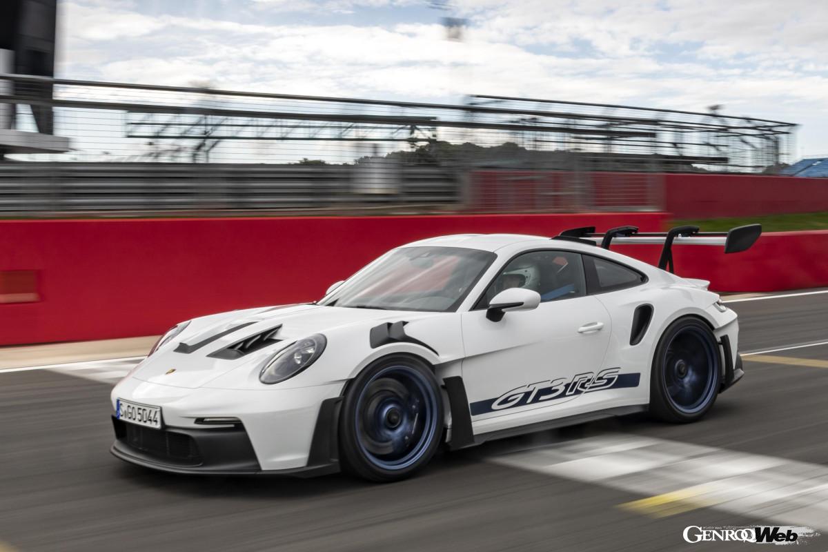 レーシングカー並みの大型エアロパーツを多数搭載した新型GT3 RSは、一方でCFRPを活用した軽量化にも熱心に取り組んでいる。