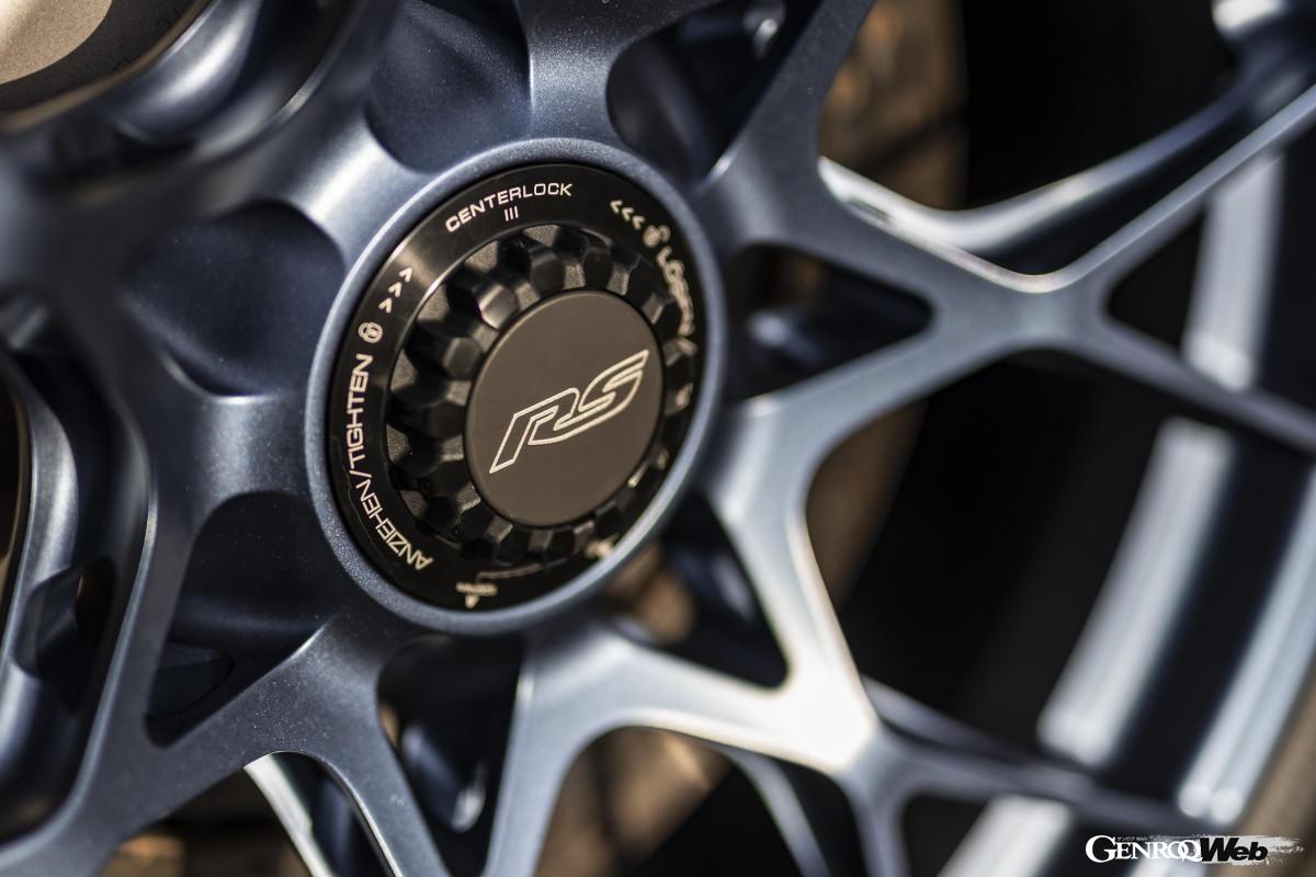 レーシングカー並みの大型エアロパーツを多数搭載した新型GT3 RSは、一方でCFRPを活用した軽量化にも熱心に取り組んでいる。