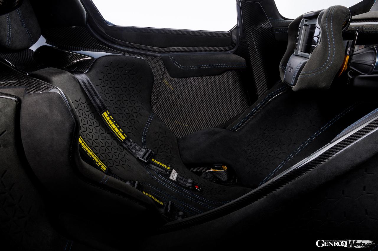 公道走行可能なプロトタイプレーシングカー「プラガ ボヘマ」のインテリア。