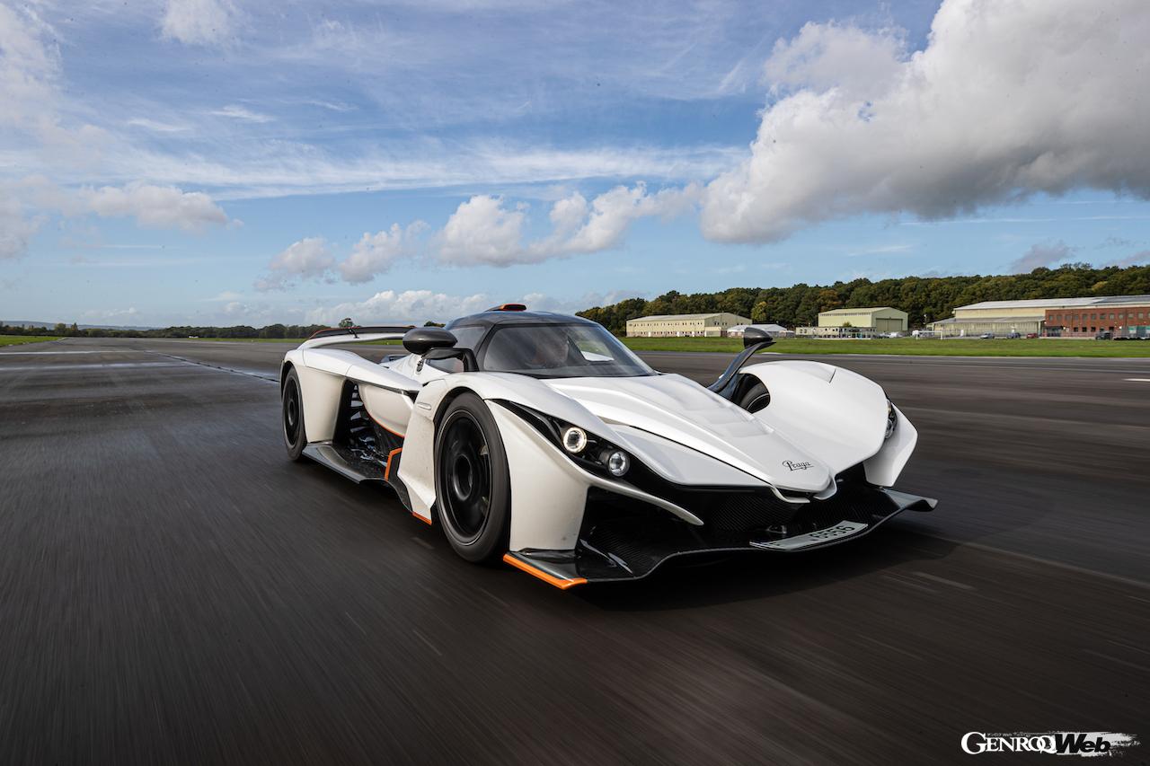 公道走行可能なプロトタイプレーシングカー「プラガ ボヘマ」の走行シーン。