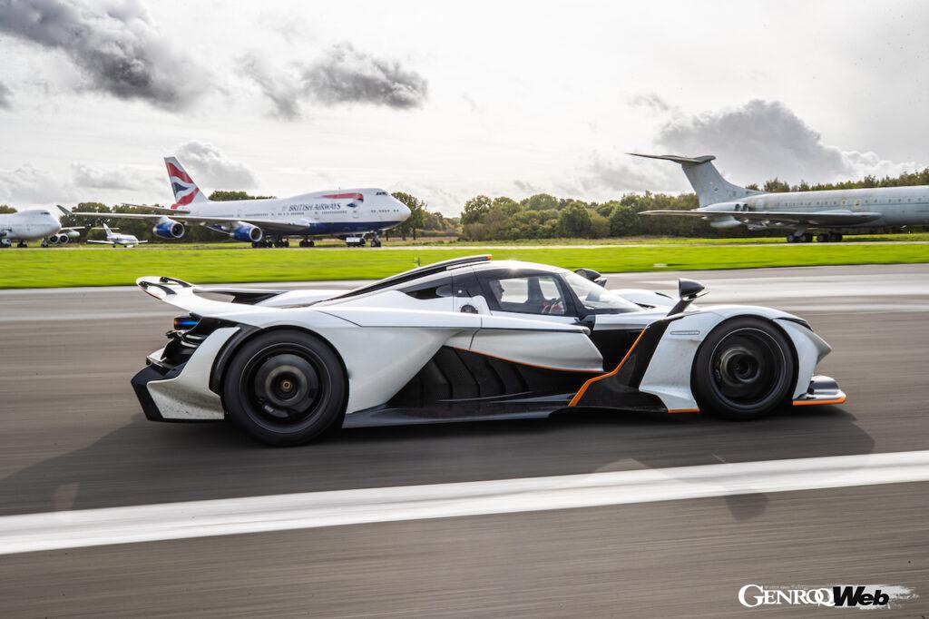 公道走行可能なプロトタイプレーシングカー「プラガ ボヘマ」の走行シーン。