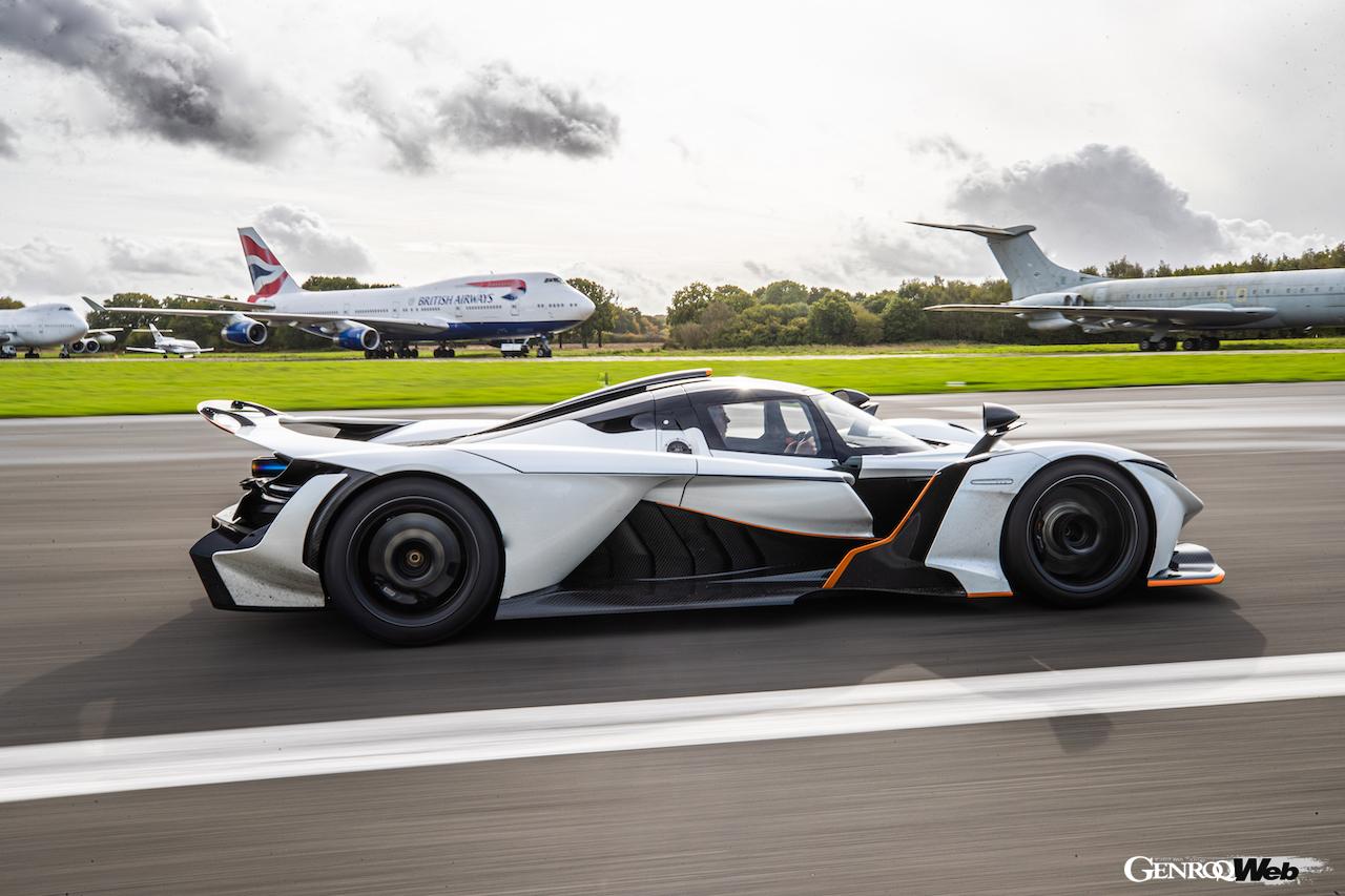 公道走行可能なプロトタイプレーシングカー「プラガ ボヘマ」の走行シーン。