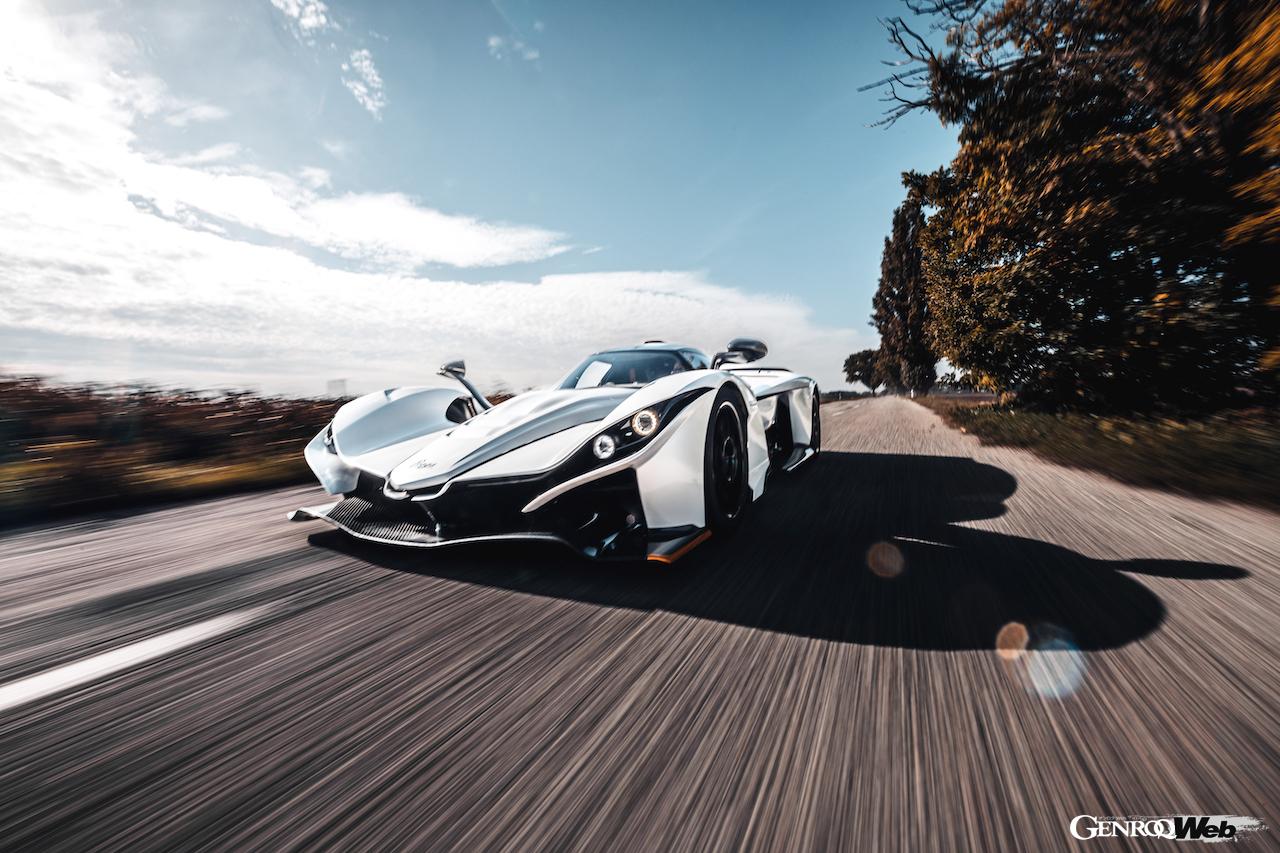 公道走行可能なプロトタイプレーシングカー「プラガ ボヘマ」の走行シーン。