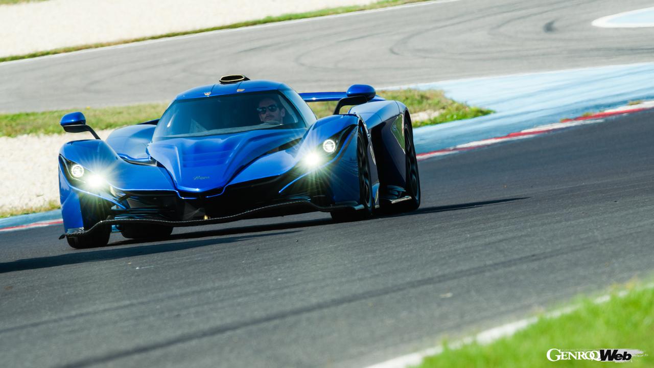 公道走行可能なプロトタイプレーシングカー「プラガ ボヘマ」の走行シーン。