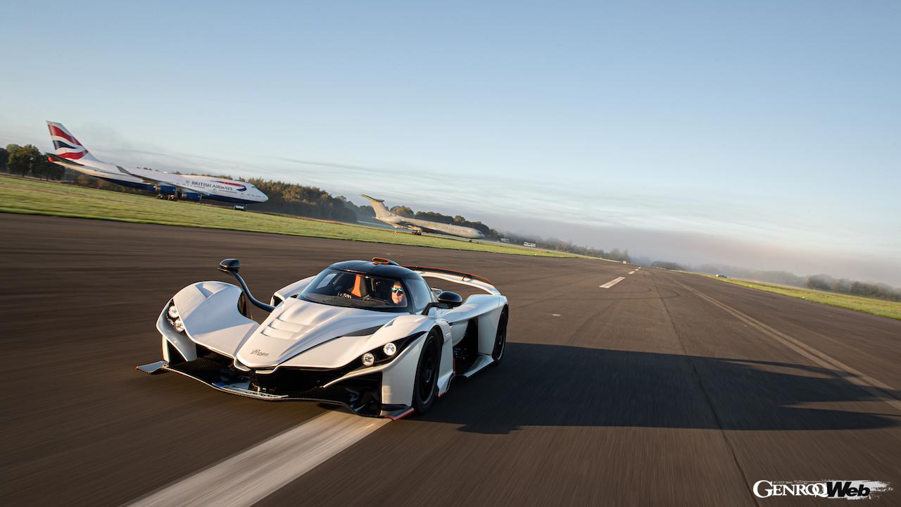 公道走行可能なプロトタイプレーシングカー「プラガ ボヘマ」の走行シーン。