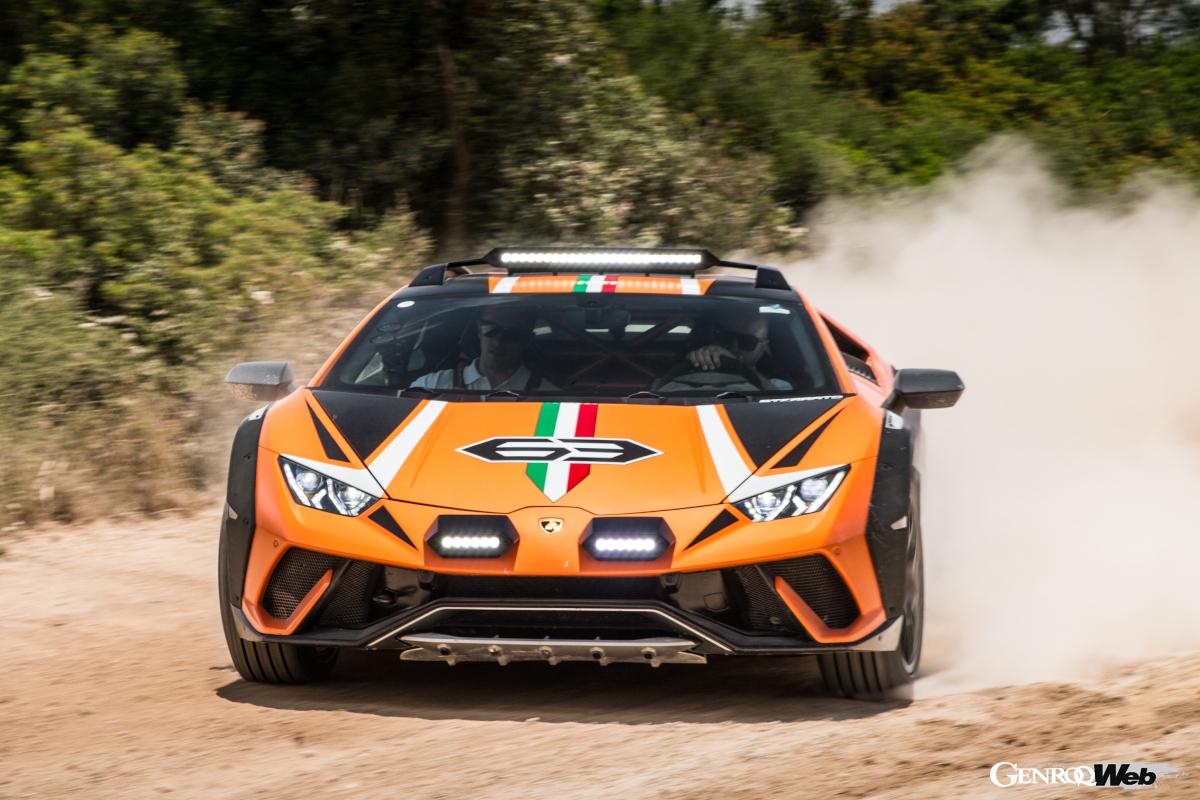 あらゆる地形・天候において、高速走行を可能にするのがウラカン ステラートのコンセプトだ。