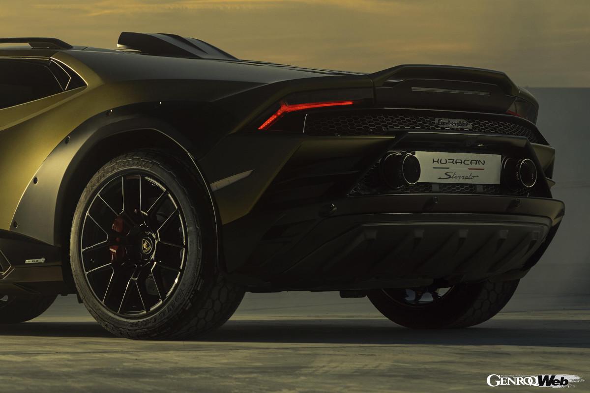 装着されるタイヤはブリヂストンが専用設計した「Dueler AT002」。万が一パンクした場合でも、空気圧ゼロで、80km/h以上の走行を保証するランフラットだ。