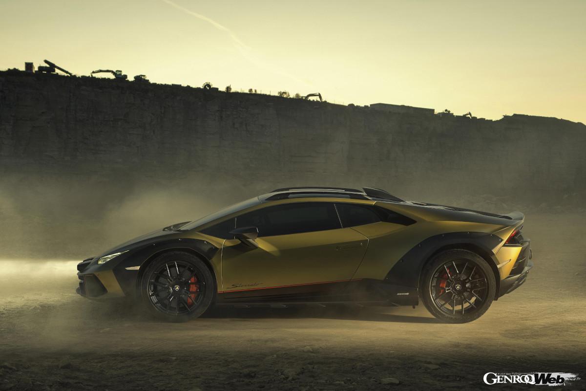 グラウンドクリアランスはウラカン EVOから44mmも高められ、トレッドはフロント30mm、リヤ34mm拡大された。