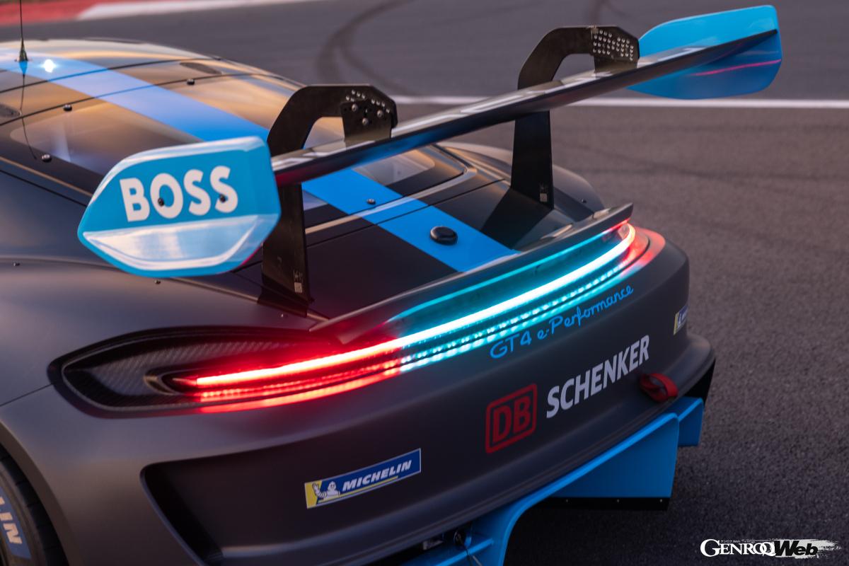 見た目は718ケイマンGT4よりもちょっとワイドな718 ケイマン GT4 eパフォーマンス。フロントとリヤアクスルに永久磁石同期型モーターを2基搭載するAWDレーシングカーである。