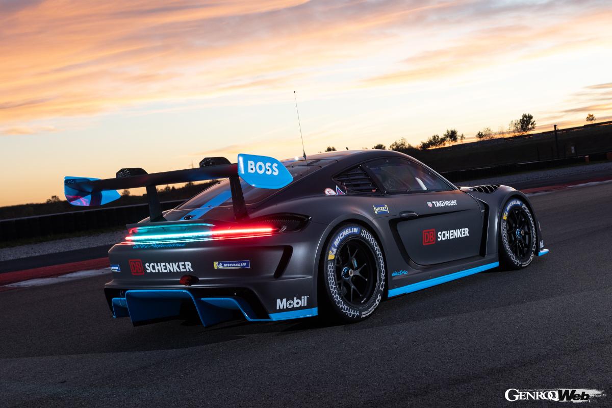 見た目は718ケイマンGT4よりもちょっとワイドな718 ケイマン GT4 eパフォーマンス。フロントとリヤアクスルに永久磁石同期型モーターを2基搭載するAWDレーシングカーである。