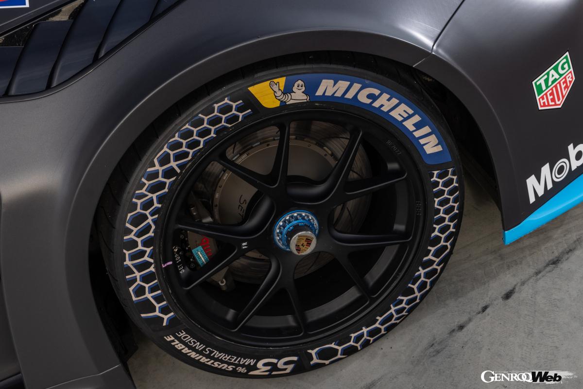 ミシュラン製18インチレーシングタイヤを装着するため、ベースのGT4 クラブスポーツと比較して14cmフェンダーが拡大されている。