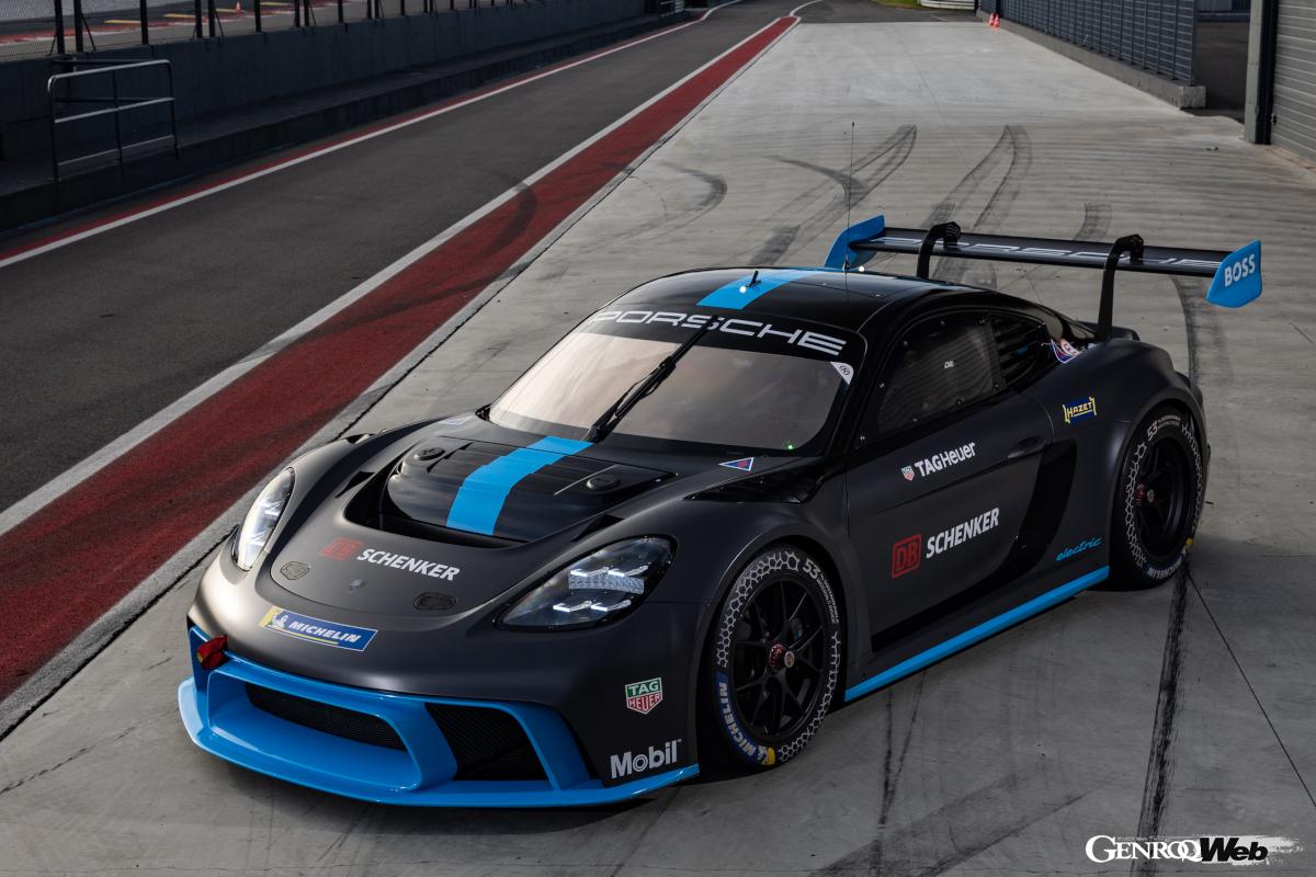 見た目は718ケイマンGT4よりもちょっとワイドな718 ケイマン GT4 eパフォーマンス。フロントとリヤアクスルに永久磁石同期型モーターを2基搭載するAWDレーシングカーである。