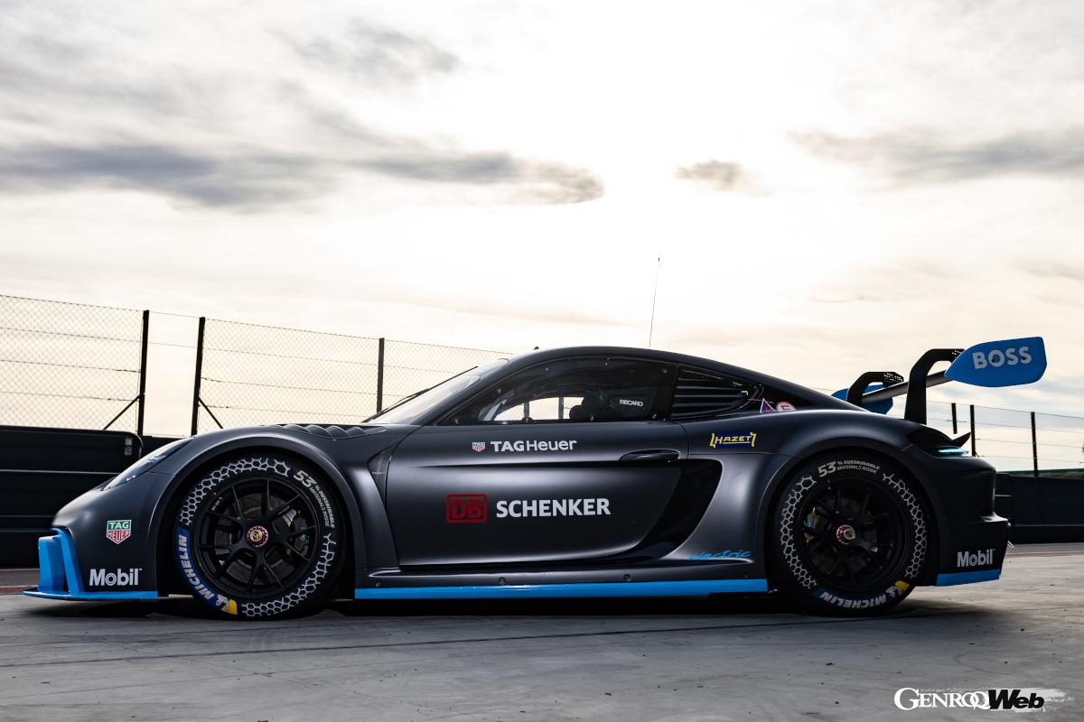 ミシュラン製18インチレーシングタイヤを装着するため、ベースのGT4 クラブスポーツと比較して14cmフェンダーが拡大されている。