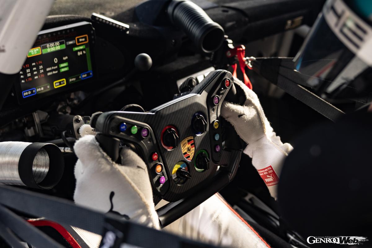 室内は最新世代カップカーとなる992型911GT3カップのメーターなど最新世代のレーシングカーの仕立てだ。