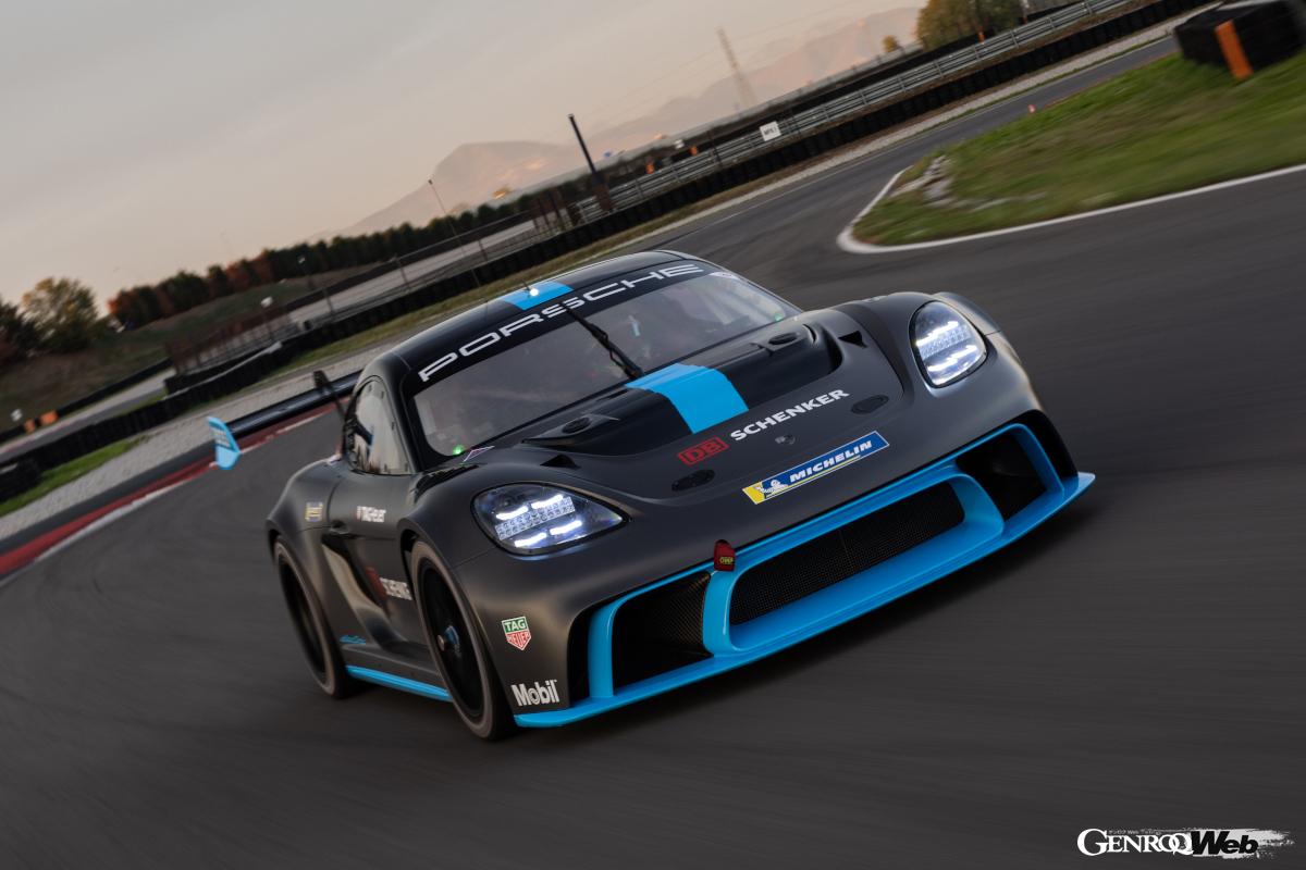 718ケイマンGT4よりも14cmワイドな718 ケイマン GT4 eパフォーマンス。フロントとリヤアクスルに永久磁石同期型モーターを2基搭載するAWDレーシングカーである。