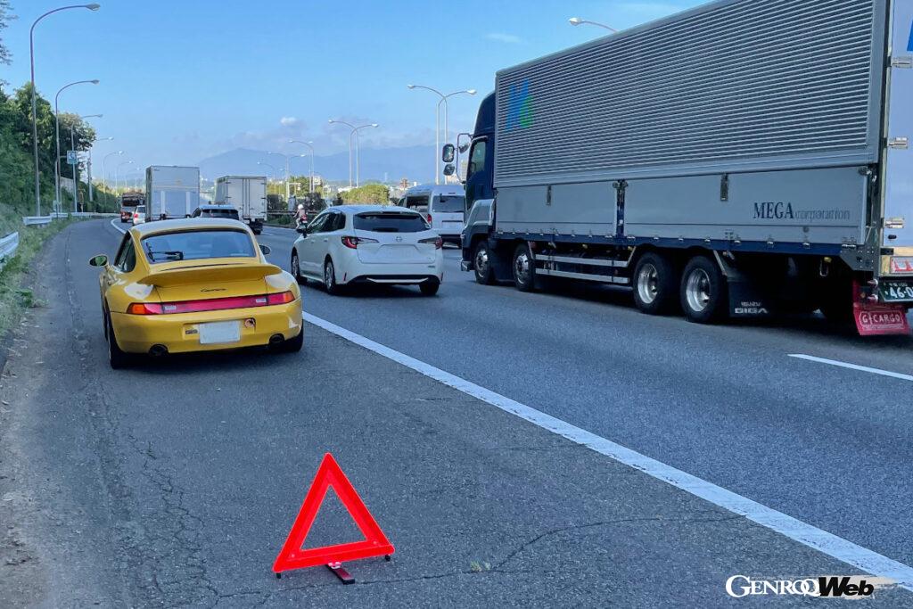 トラブル発生直後。三角表示板を初めて使いました。渋滞中のクルマからの視線が痛い……。