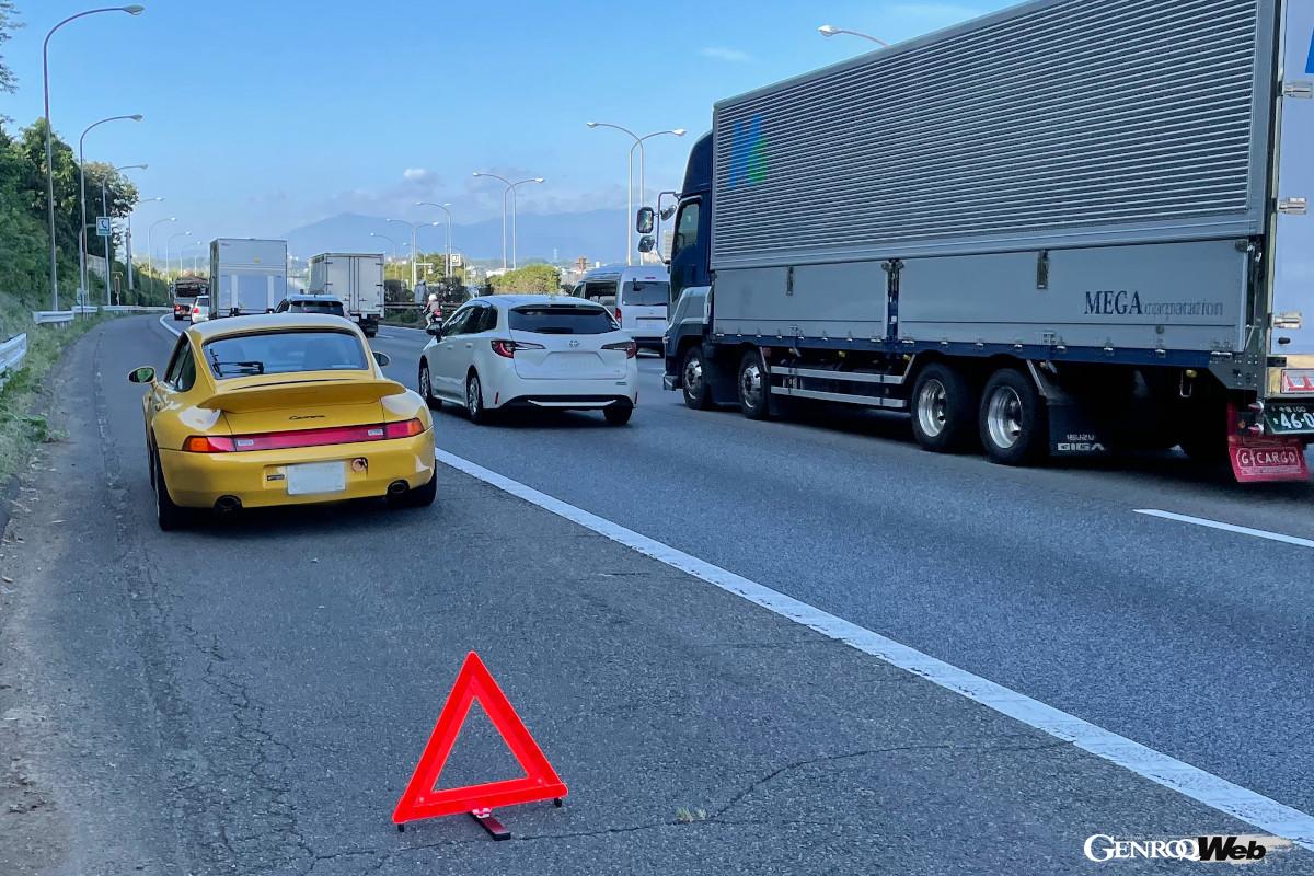 トラブル発生直後。三角表示板を初めて使いました。渋滞中のクルマからの視線が痛い……。