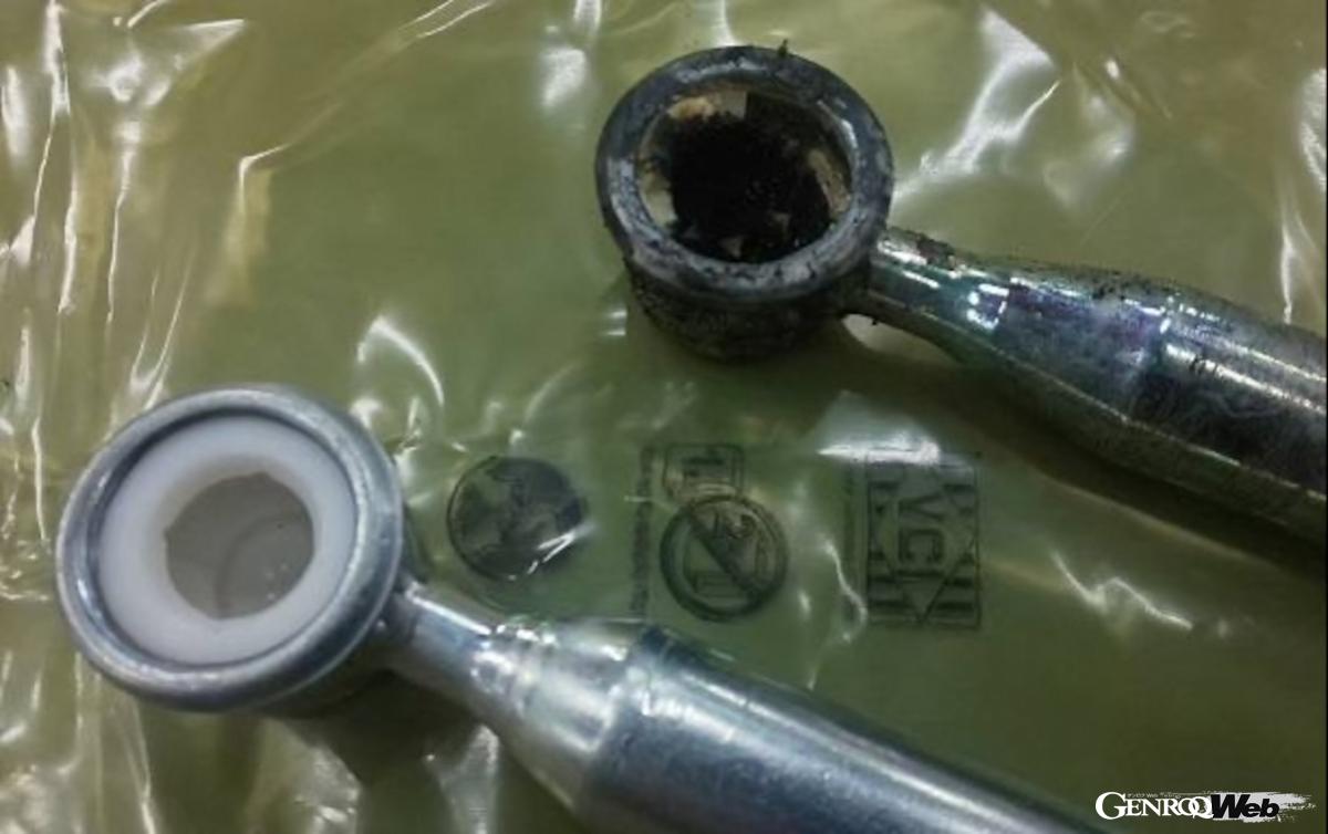 ガイドチューブの端にある樹脂カラーが真っ黒のボロボロとなっていました。左側は新品です。