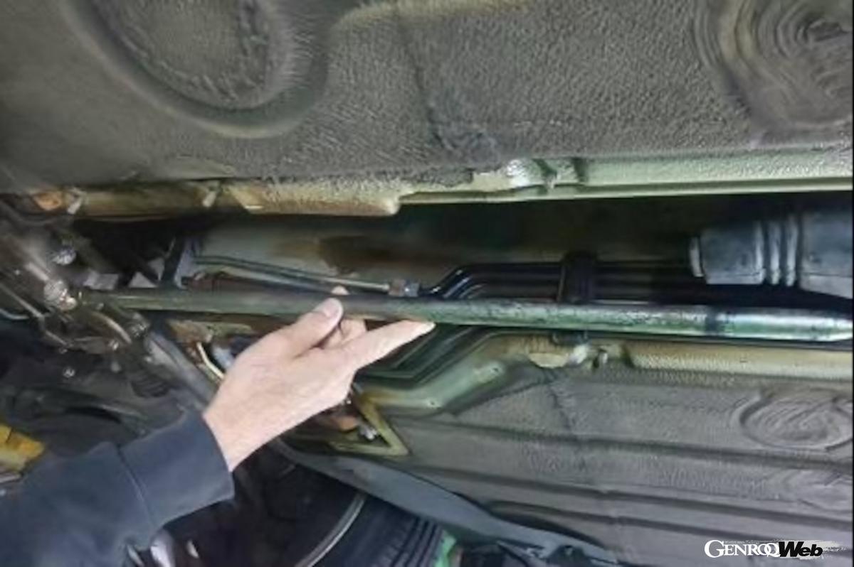 シフトノブの動きを後方のトランスミッションに伝えるガイドチューブは長さ76cm。両端にあるジョイントがいずれも劣化していました。こんな場所は普段チェックしないですからね。空冷911に乗っている人は確認してみてください。