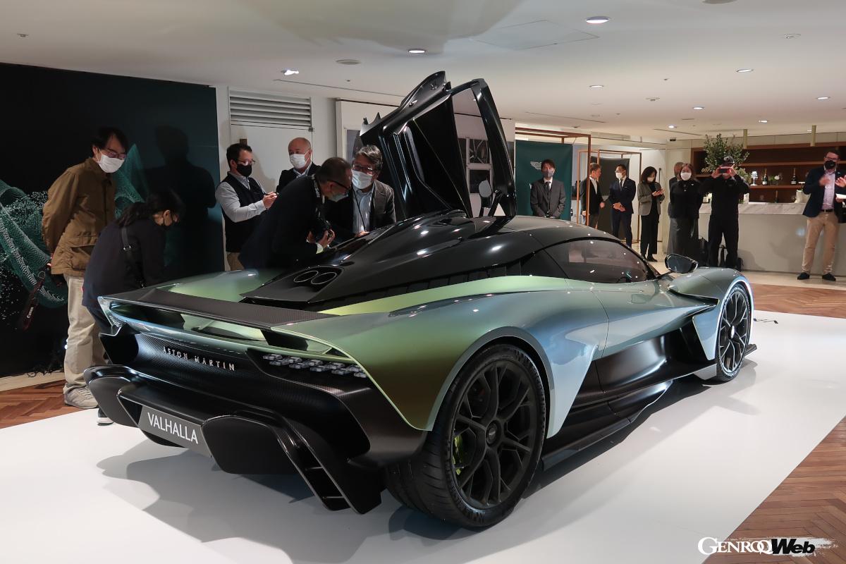 巨大なディフューザーが強力なダウンフォースを生み出す。マフラーは上方に設置されているが、このクルマは実はモックアップなのでエンジンは搭載されていない。