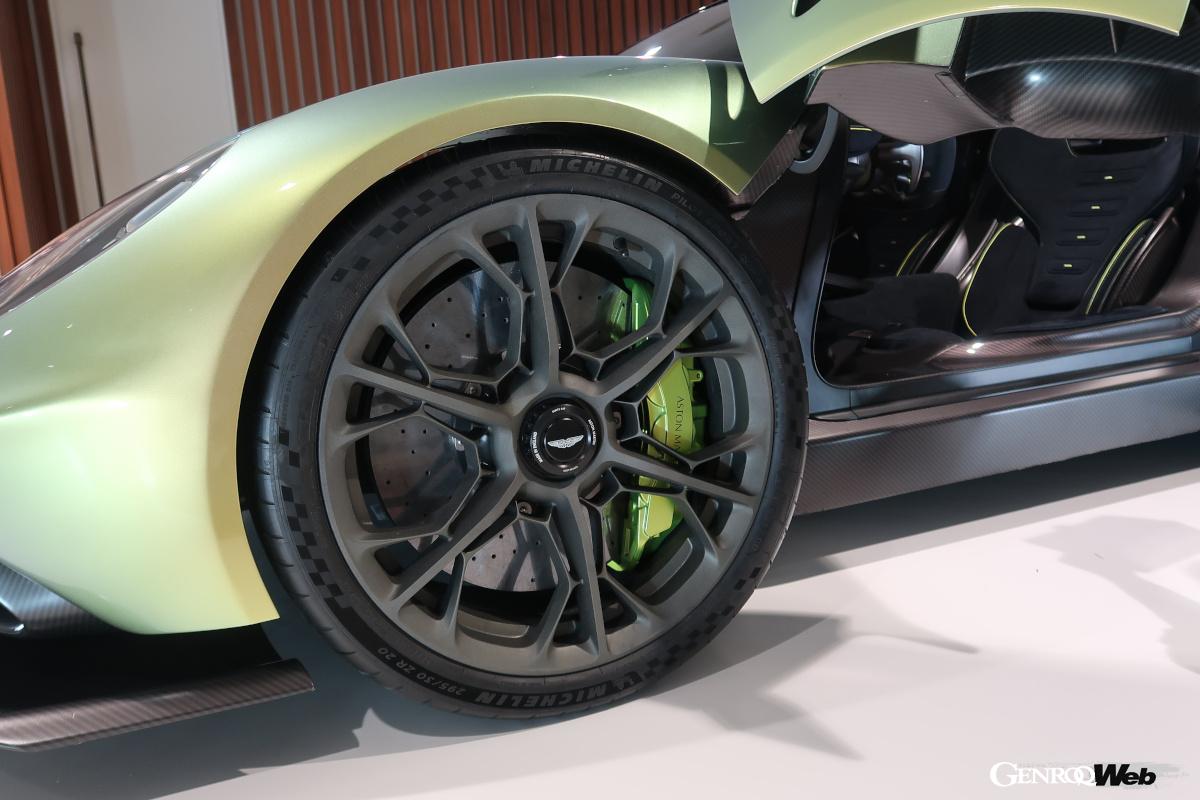 プッシュロッド式のサスペンションとカーボンセラミックのブレーキを備える。