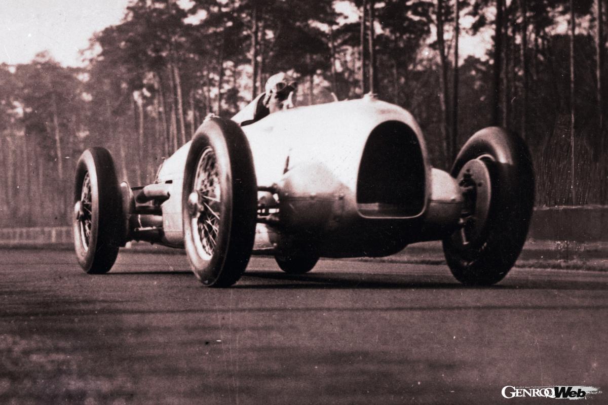 アウトウニオン シルバーアロー。1934年ベルリンのアヴス（サーキット）にて。