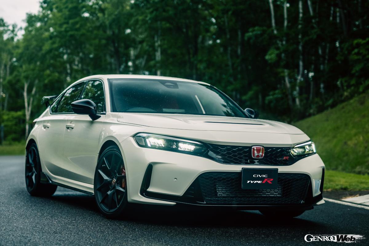 両車ともスポーツモデルだけあって、通常モデルに比べてロー＆ワイドなスタイル。特にシビック・タイプRは通常モデル比90mmも幅広。