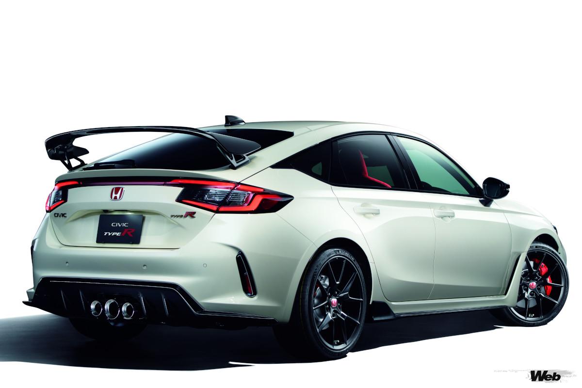 両車ともスポーツモデルだけあって、通常モデルに比べてロー＆ワイドなスタイル。特にシビック・タイプRは通常モデル比90mmも幅広。