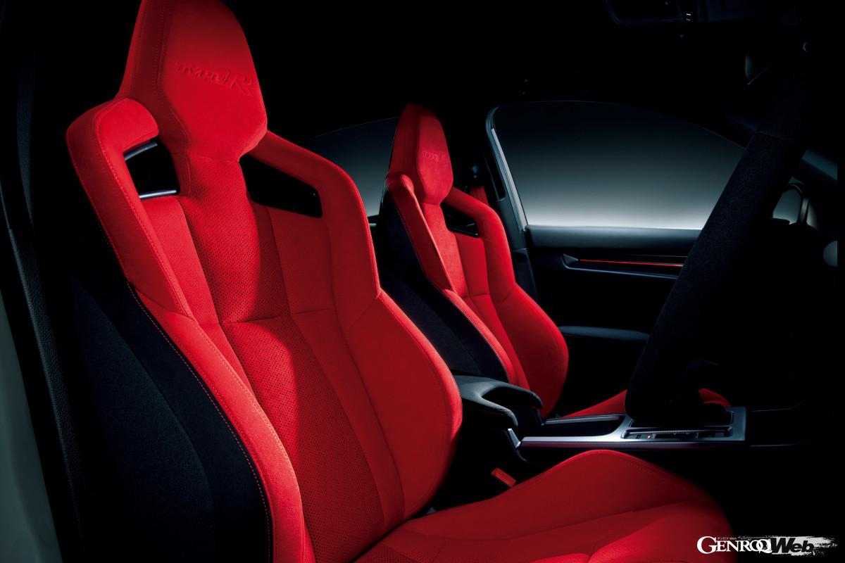 シビック・タイプRもメガーヌR.S.もほぼ500万円で車両本体価格ではまさに競合と言えるだろう。室内装備もそれに見合った品質が用意される。