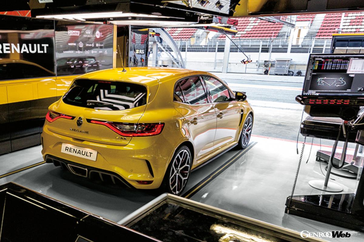 ともにサーキットでこそ最大の魅力を発揮するが、シビック・タイプRは最高出力だけでなく燃費面においても優秀。