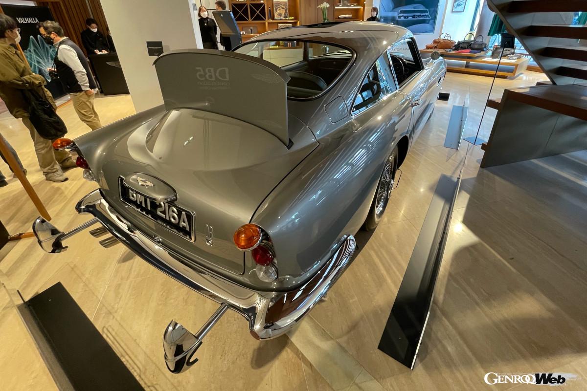 伸縮式のオーバーライダー、防弾板、オイル噴霧装置が見える。伸縮式オーバーライダーは映画には登場しない。