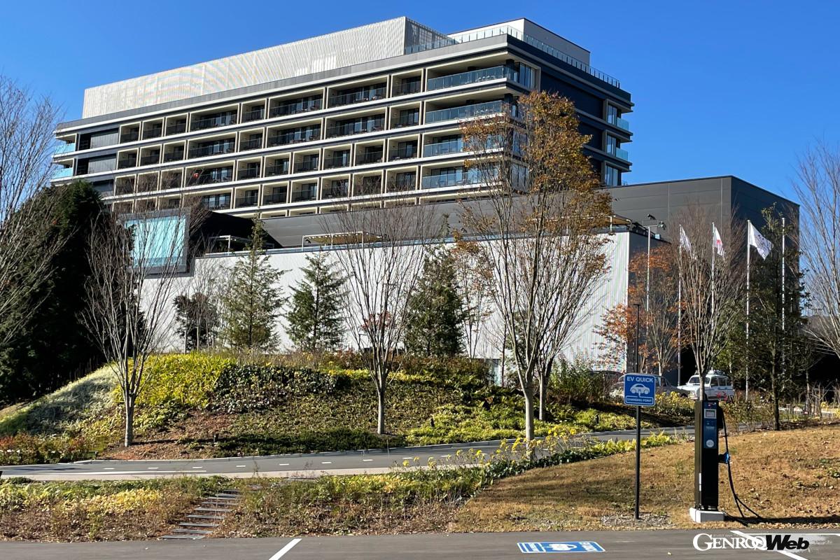 富士スピードウェイの最終コーナー奥に建つ富士スピードウェイホテル。全120室です。