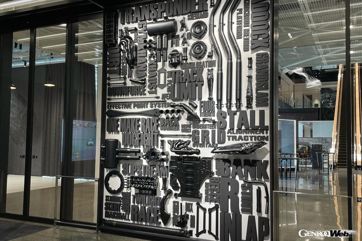 最初にゲストを迎える入り口のオブジェ。クルマのパーツで構成されています。