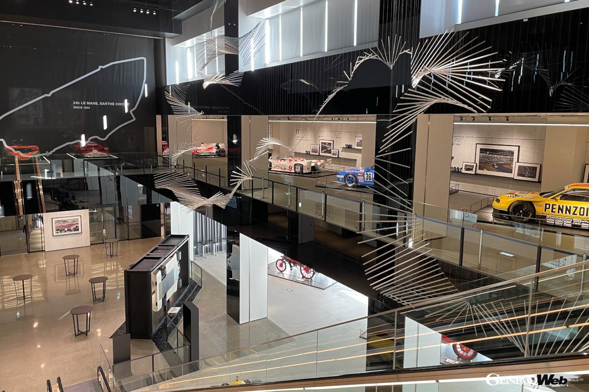 エスカレーターで3階に上がる途中でミュージアムのクルマが見えます。