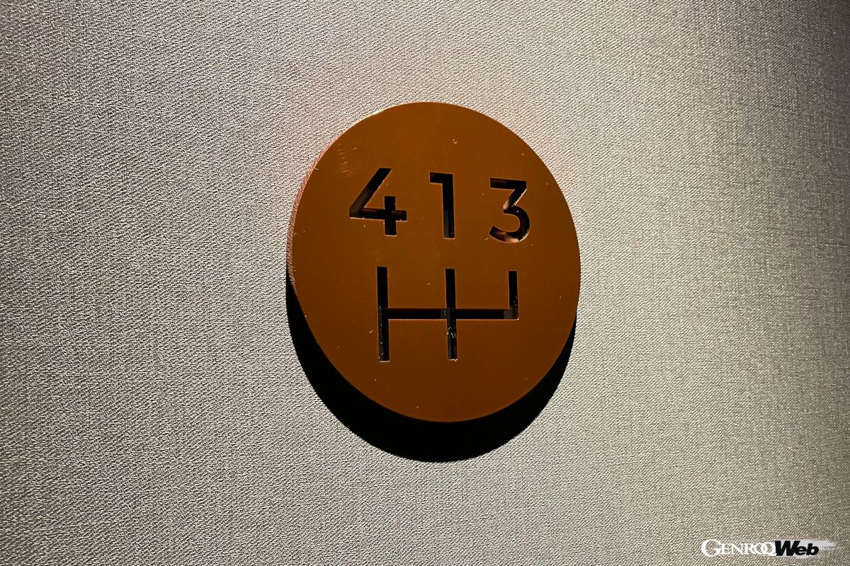 部屋番号のプレート。5速MTですね。