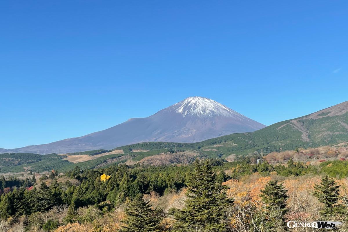 部屋はゆとりの広さ。富士ビューの部屋からは美しい富士山が見えます。